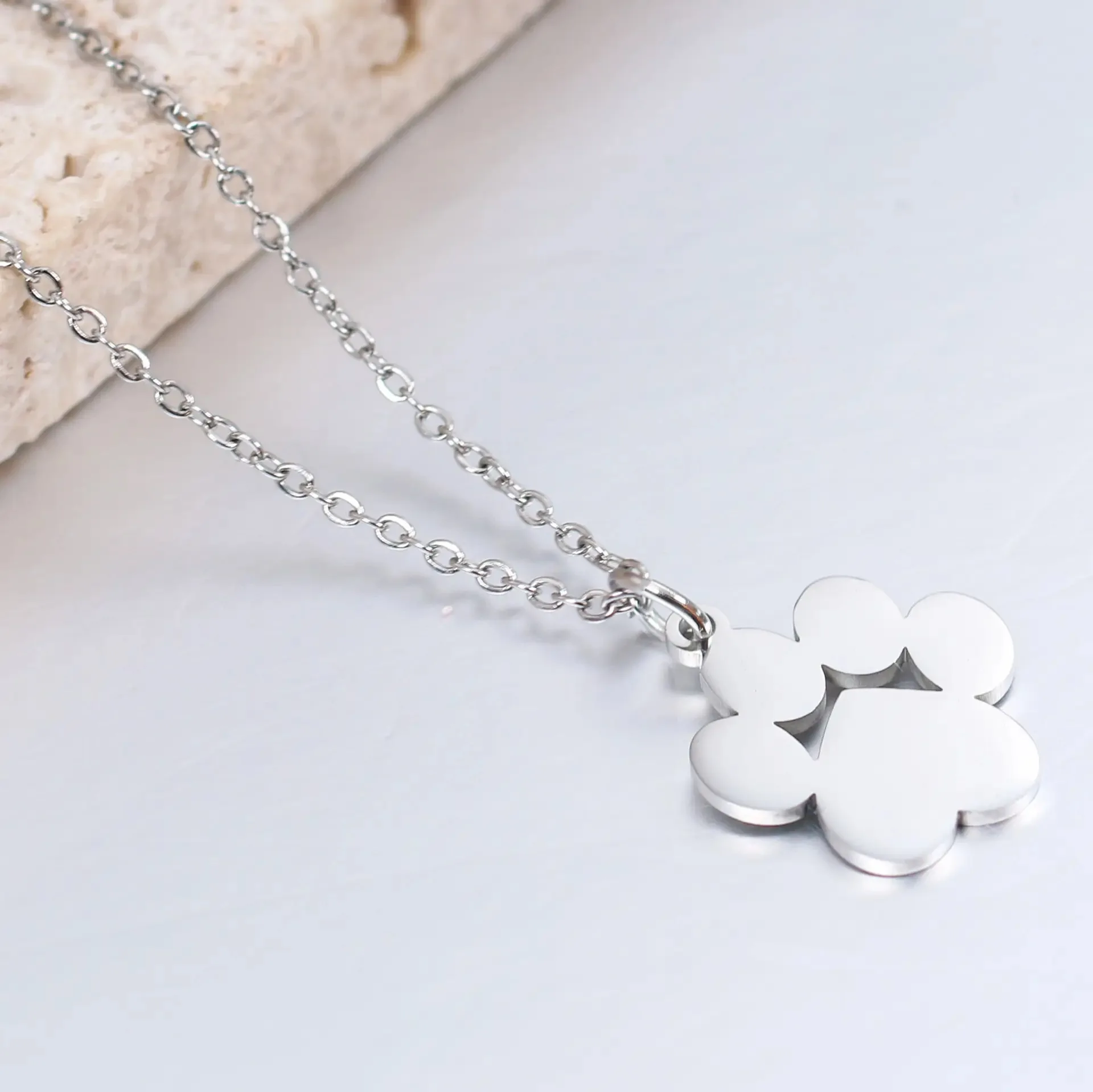 Gepersonaliseerde RVS Hanger Ketting met Naamgravure en Pootafdruk | 16mm Unisex Memory Sieraad | Herdenkingssieraad voor Dierenliefhebbers | Roestvrijstaal Cadeau - Image 2