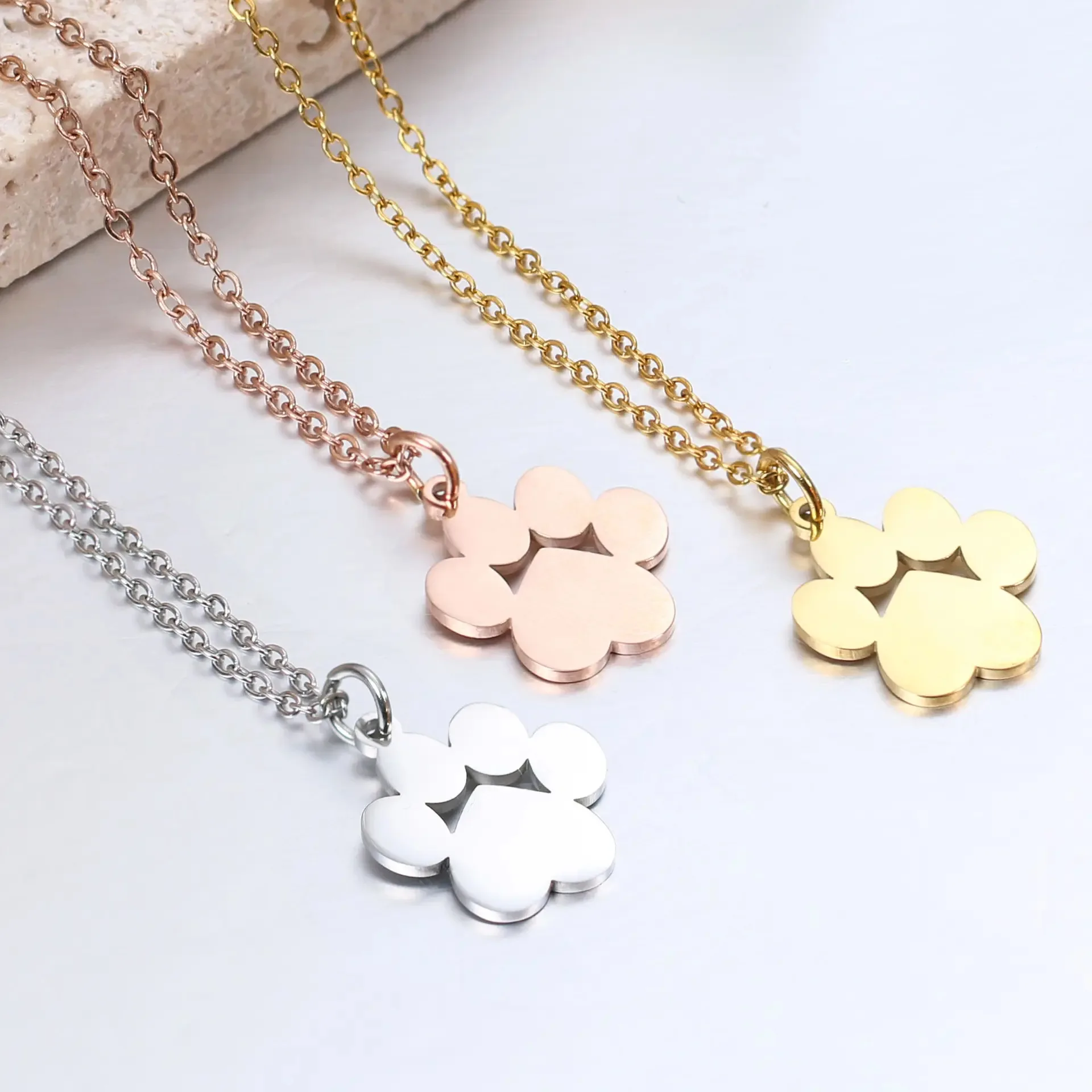 Gepersonaliseerde RVS ketting met hondenpoot hanger | Naam gravure sieraad voor huisdieren | Unisex herinneringssieraad | Uniek cadeau voor dierenvrienden - Image 2