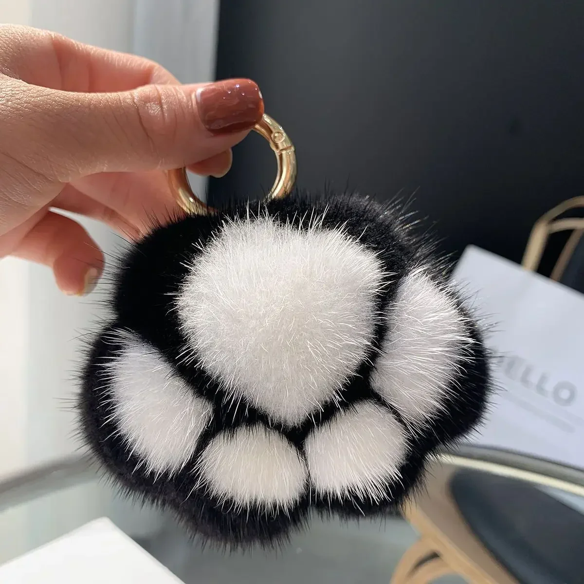 Schattige kattenpoot sleutelhanger | Pluche tas hanger met imitatie nertshaar | Decoratie voor tas of autosleutels | Perfect cadeau voor meisjes | Unisex accessoire - Image 2