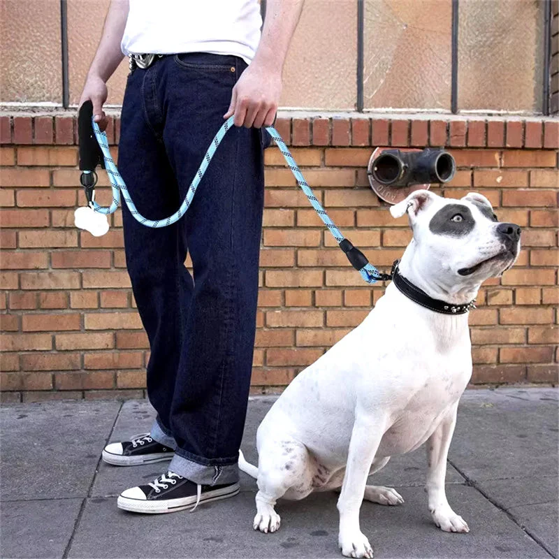 Reflecterende Veiligheidslijn | Zware Honden | Comfortabele Grip | Waterbestendig Nylon | Voor Wandelingen in Alle Seizoenen - Image 2